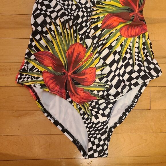 Out from Under One Piece Swimsuit Size Medium - Picture 4 of 10